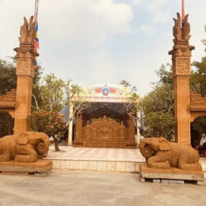 Công trình cổng, cột, cuốn thư, tượng đá ong
