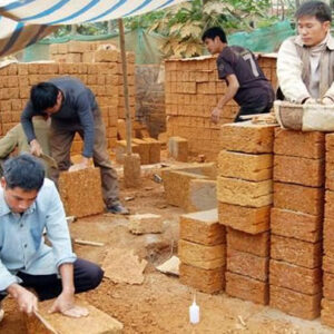 Thợ sản xuất gạch đá ong